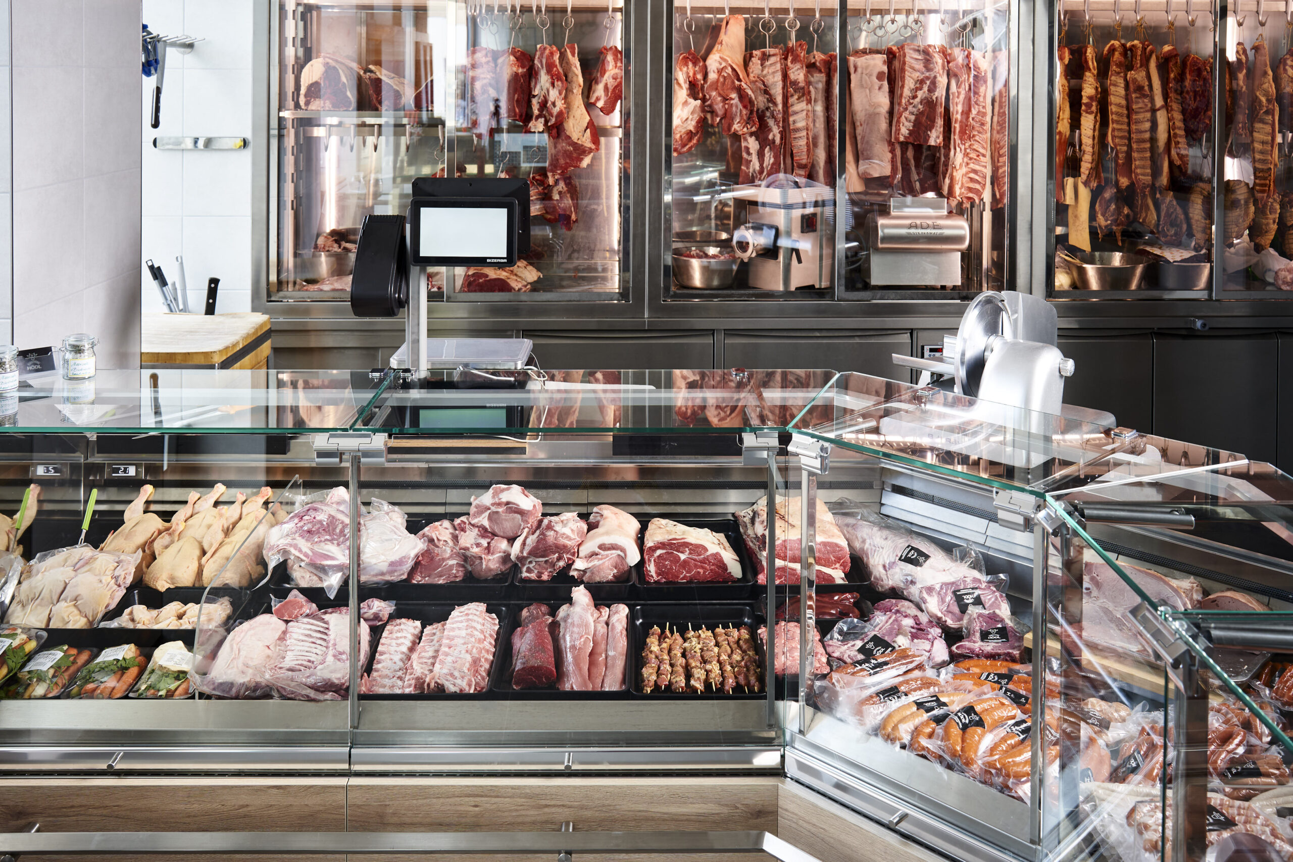 Fleisch spielt in der selbst schlachtenden Fleischerei Hödl die wohl wichtigste Rolle. Das ist nicht zu übersehen.