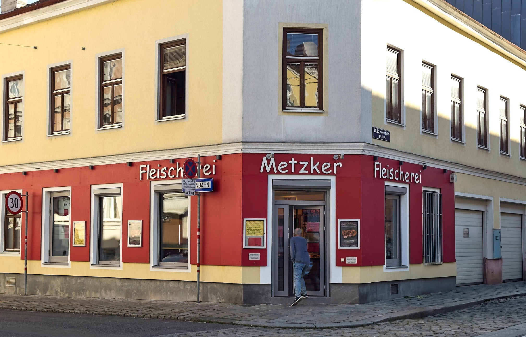 Seit 1952 versorgt die Fleischerei Metzker den 17. Bezirk mit regionalem Fleisch und hausgemachten Wurstwaren. Nach dem Umbau präsentiert sich der Familienbetrieb in neuem Glanz – modern, klar und handwerksnah.
