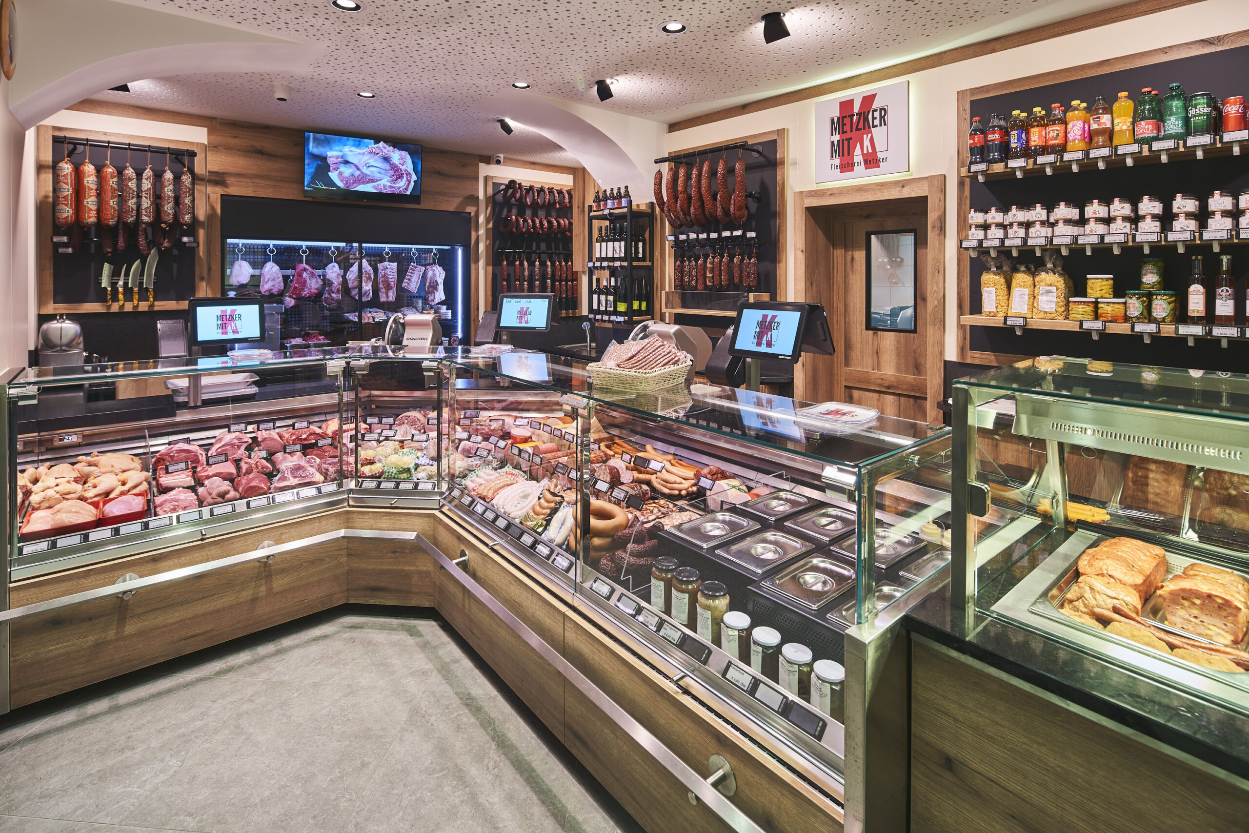 Helles Holz, Edelstahl und Glas prägen den neuen Verkaufsraum der Fleischerei Metzker. Die individuell geplante Theke von Hanke Ladenbau verbindet optimale Warenpräsentation mit ergonomischem Arbeiten.