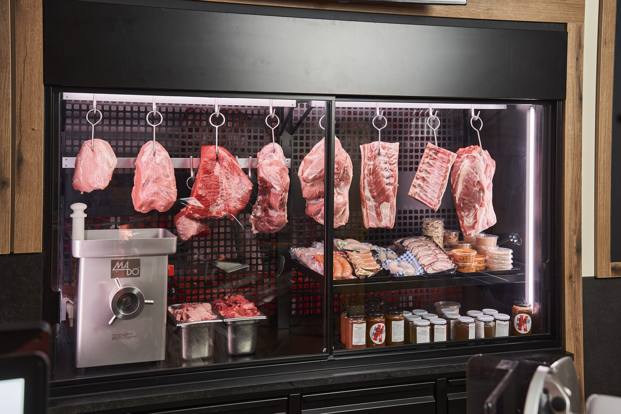 Die neue Kühlvitrine mit fest verbauter Granitauslage sorgt für gleichmäßige Temperatur und Energieeffizienz. Präsentiert werden Fleischstücke aus eigener Produktion und ausgewählte Feinkostartikel.