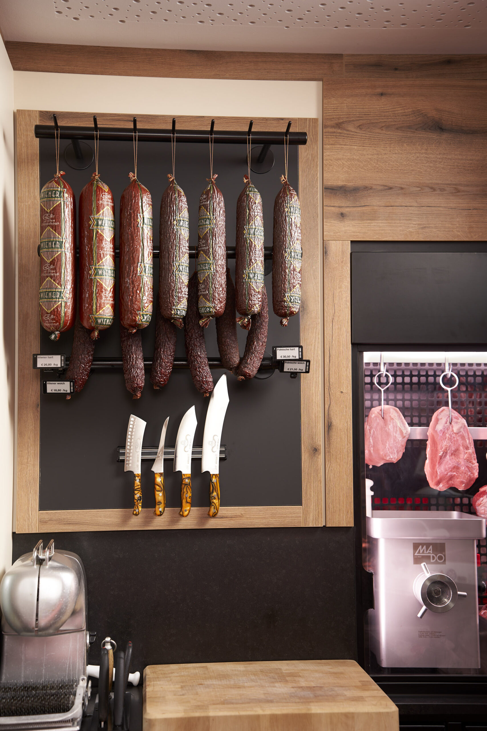 Präzision ist im Handwerk entscheidend – auch bei der Technik. Metzker setzt auf moderne Schneidemaschinen und durchdachte Arbeitsabläufe im täglichen Betrieb.