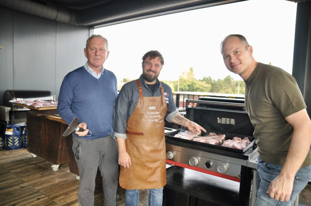 Die Gastgeber der Verkostung (v. l.): Rudolf Stückler, Weber-Grillmeister Patrick Bayer und Matthias Fuchs, GF des Weber Store Wien-Süd.© HaRo