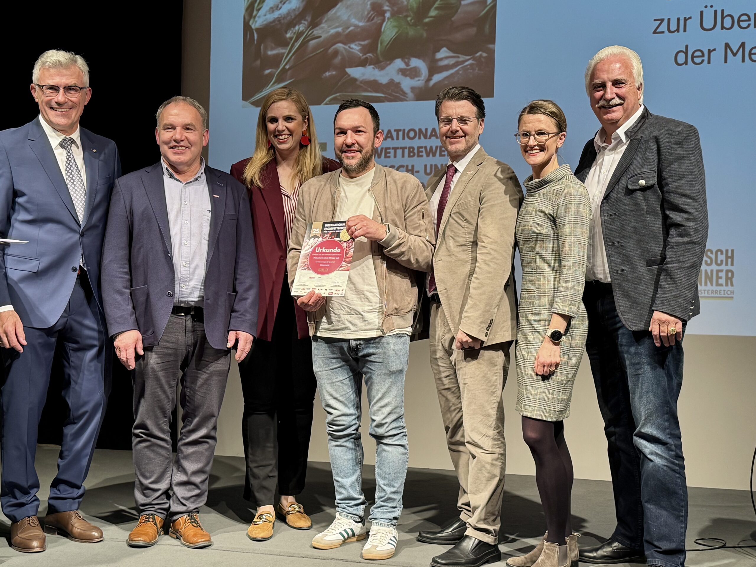 Auch Fleischermeister Jakob Ellinger freut sich über die Auszeichnung beim IFFW 2025. Auf dem Foto (v. l. n. r.): Fleischermeister und Oberjuror Wolfgang Seidl, NÖ-Innungsmeister Jakob Ellinger, Abg. z. NÖ-Landtag Marlene Zeidler-Beck, die Fleischerei Jakob Ellinger, Bezirksstellenobmann Thomas Hagmann, Veronika Vernes, Geschäftsführerin der Lebensmittelakademie, sowie Bundesinnungsmeister Raimund Plautz. Bildcredit: Braune/Fleisch & Co