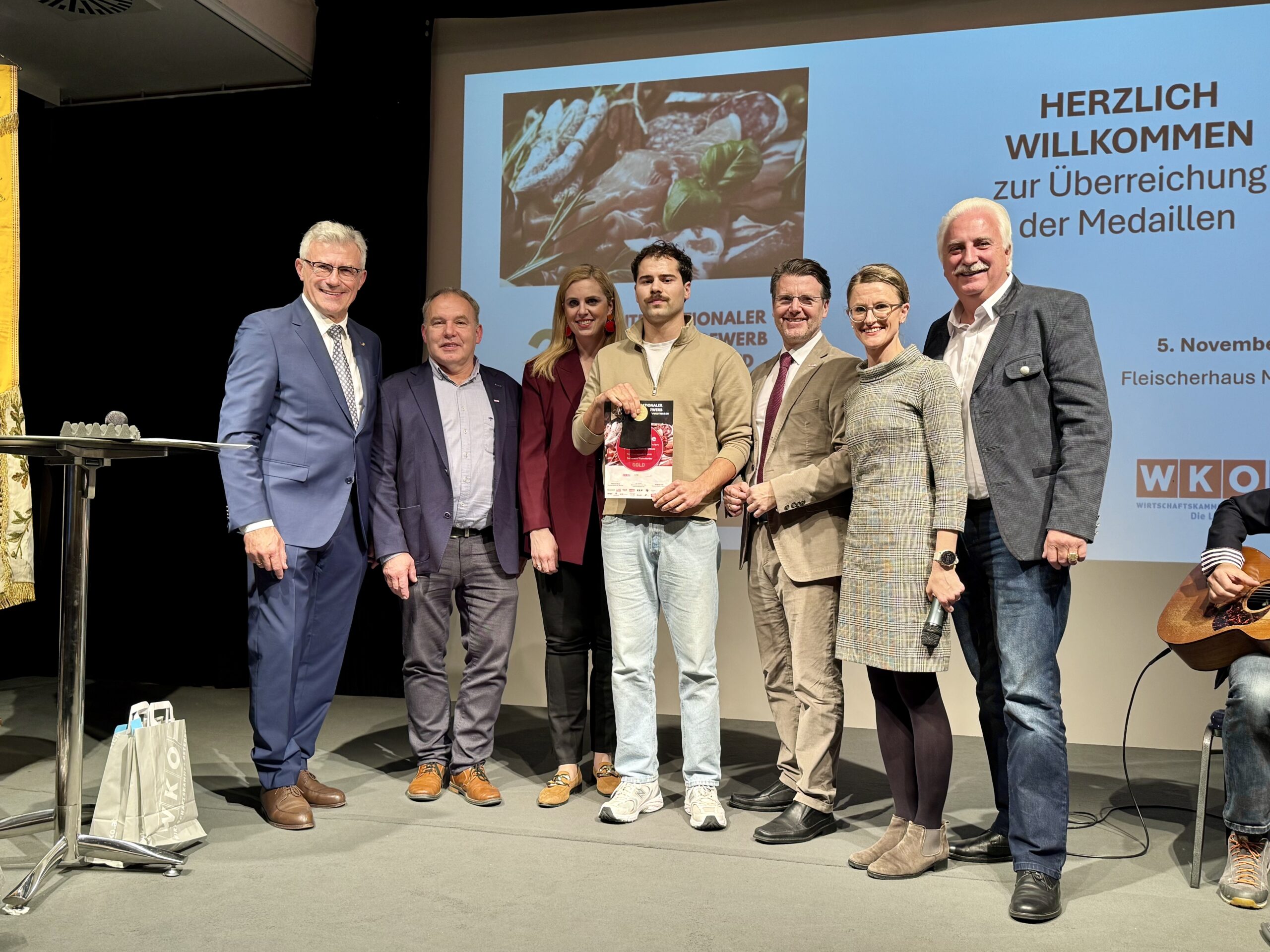 Beim IFFW 2025 konnte das Fleischerhandwerk Arthold mit starken Leistungen überzeugen. Auf dem Foto (v. l. n. r.): Fleischermeister und Oberjuror Wolfgang Seidl, NÖ-Innungsmeister Jakob Ellinger, Abg. z. NÖ-Landtag Marlene Zeidler-Beck, das Fleischerhandwerk Arthold, Bezirksstellenobmann Thomas Hagmann, Veronika Vernes, Geschäftsführerin der Lebensmittelakademie, sowie Bundesinnungsmeister Raimund Plautz. Bildcredit: Braune/Fleisch & Co