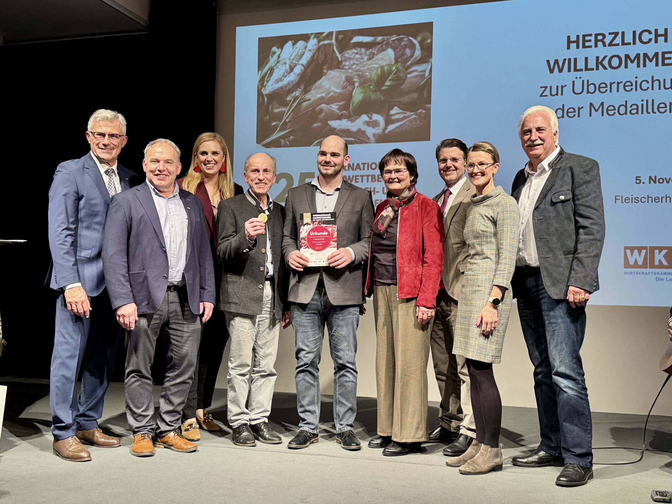 Erfolgreich beim IFFW 2025: Die Fleischerei Höller aus Zöbern wurde für ihre Qualität ausgezeichnet. Auf dem Foto (v. l. n. r.): Fleischermeister und Oberjuror Wolfgang Seidl, NÖ-Innungsmeister Jakob Ellinger, Abg. z. NÖ-Landtag Marlene Zeidler-Beck, die Fleischerei Höller aus Zöbern, Bezirksstellenobmann Thomas Hagmann, Veronika Vernes, Geschäftsführerin der Lebensmittelakademie, sowie Bundesinnungsmeister Raimund Plautz. Bildcredit: Braune/Fleisch & Co