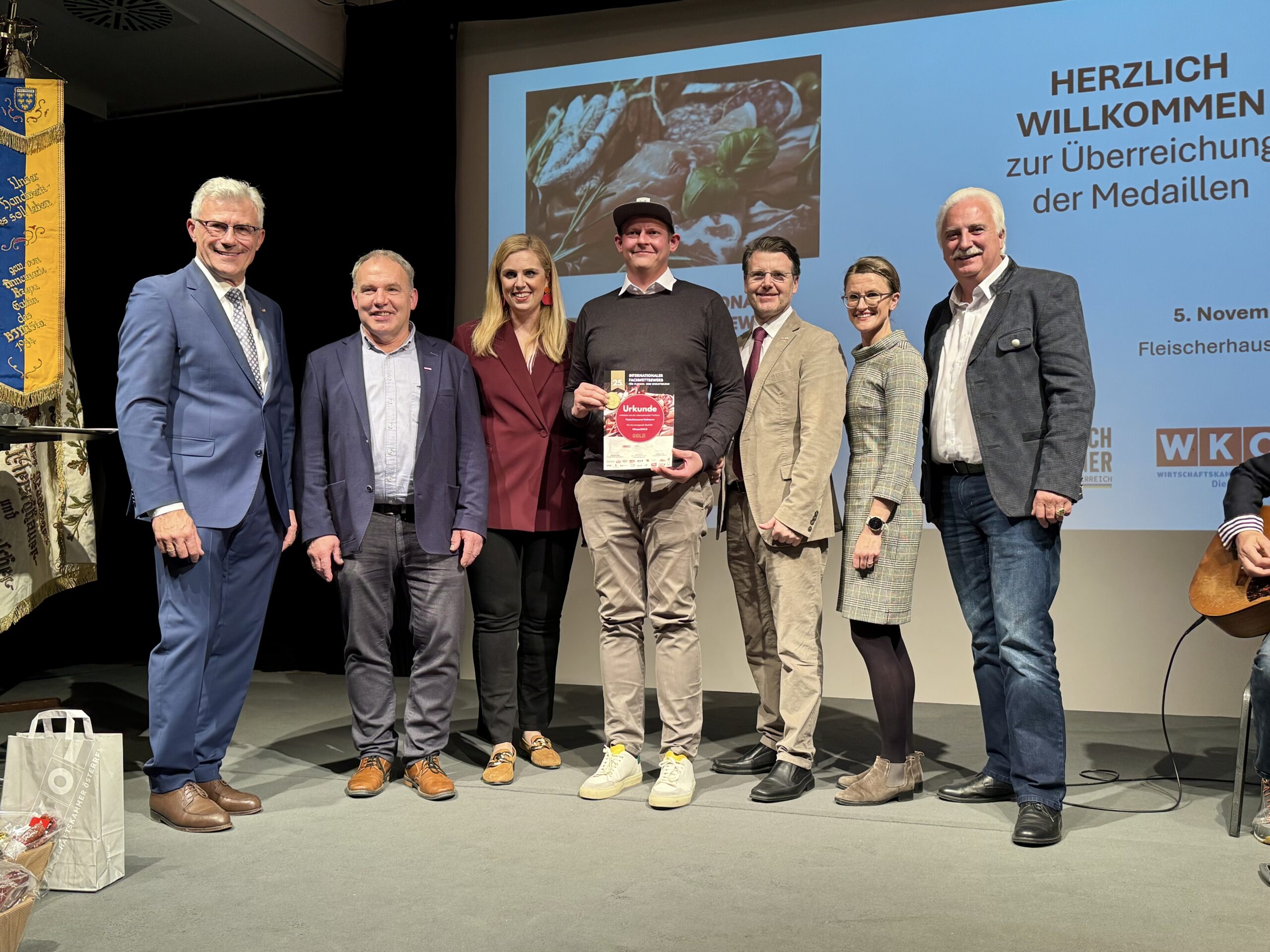 Die Fleischhauerei Hofmann durfte sich beim IFFW 2025 über eine besondere Auszeichnung freuen. Auf dem Foto (v. l. n. r.): Fleischermeister und Oberjuror Wolfgang Seidl, NÖ-Innungsmeister Jakob Ellinger, Abg. z. NÖ-Landtag Marlene Zeidler-Beck, die Fleischhauerei Hofmann, Bezirksstellenobmann Thomas Hagmann, Veronika Vernes, Geschäftsführerin der Lebensmittelakademie, sowie Bundesinnungsmeister Raimund Plautz. Bildcredit: Braune/Fleisch & Co