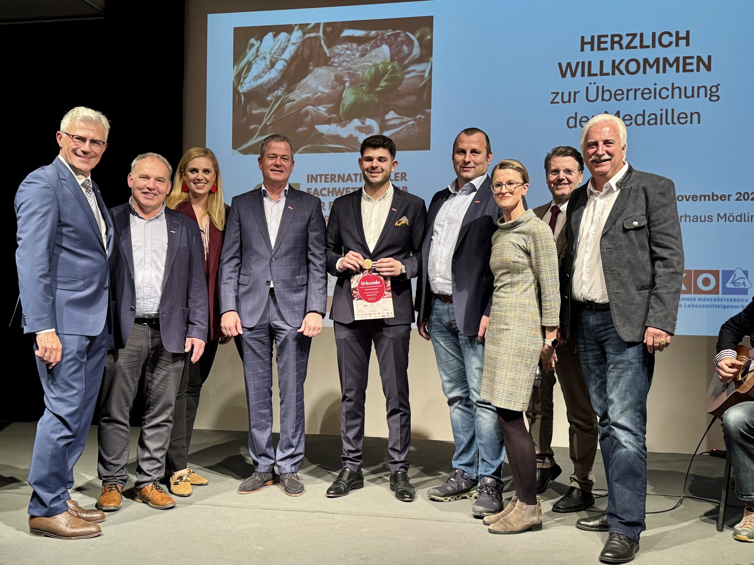 Die MOSER Wurst GmbH aus Wieselburg wurde beim IFFW 2025 unter anderem für ihr Top-Produkt „Schwarze Pute“ ausgezeichnet. Auf dem Foto (v. l. n. r.): Fleischermeister und Oberjuror Wolfgang Seidl, NÖ-Innungsmeister Jakob Ellinger, Abg. z. NÖ-Landtag Marlene Zeidler-Beck, die MOSER Wurst GmbH aus Wieselburg, Bezirksstellenobmann Thomas Hagmann, Veronika Vernes, Geschäftsführerin der Lebensmittelakademie, sowie Bundesinnungsmeister Raimund Plautz. Bildcredit: Braune/Fleisch & Co