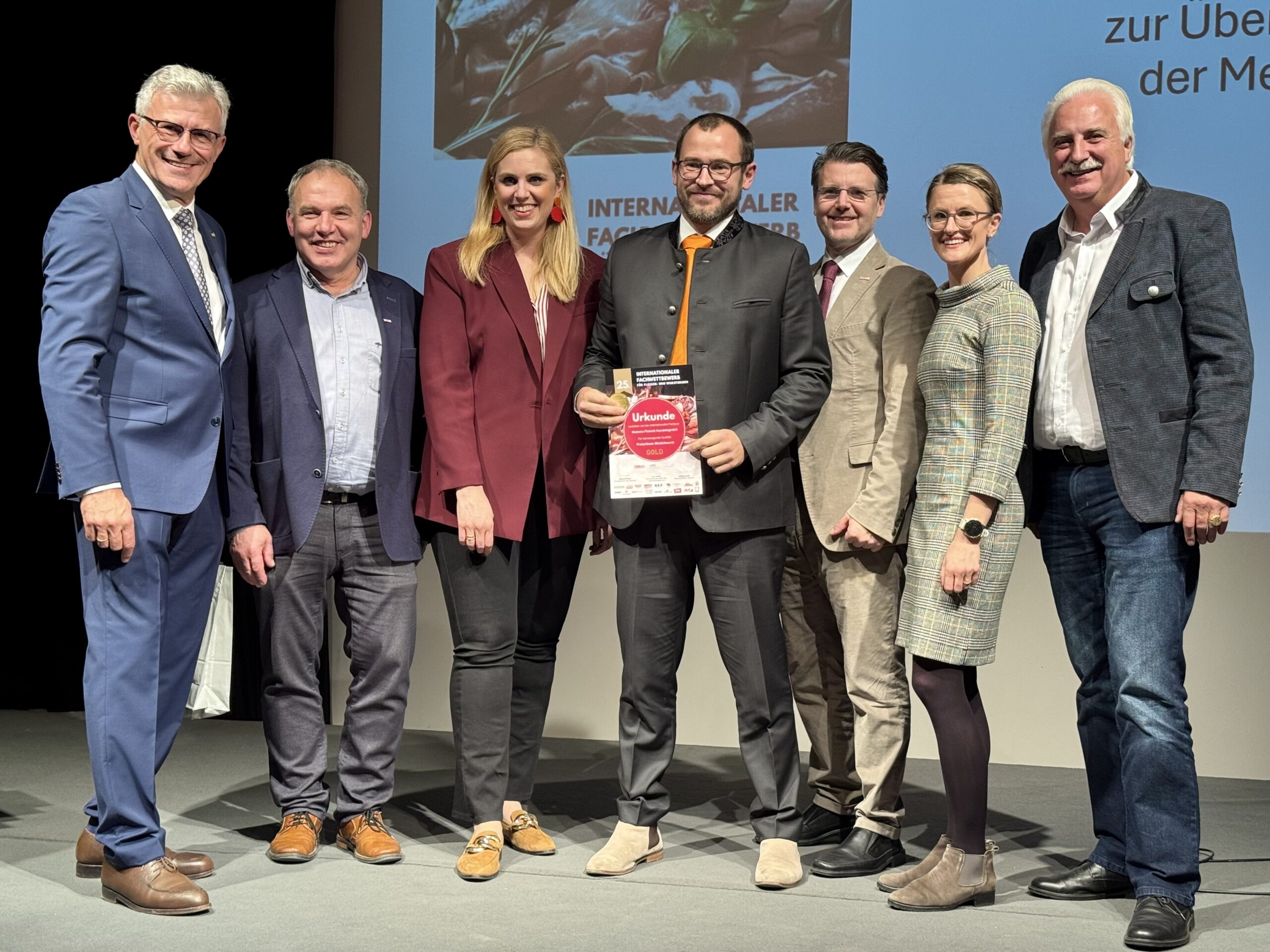 Die Nemetz-Fleisch HandelsgmbH wurde beim IFFW 2025 für ihre hervorragenden Leistungen ausgezeichnet. Auf dem Foto (v. l. n. r.): Fleischermeister und Oberjuror Wolfgang Seidl, NÖ-Innungsmeister Jakob Ellinger, Abg. z. NÖ-Landtag Marlene Zeidler-Beck, die Nemetz-Fleisch HandelsgmbH, Bezirksstellenobmann Thomas Hagmann, Veronika Vernes, Geschäftsführerin der Lebensmittelakademie, sowie Bundesinnungsmeister Raimund Plautz. Bildcredit: Braune/Fleisch & Co