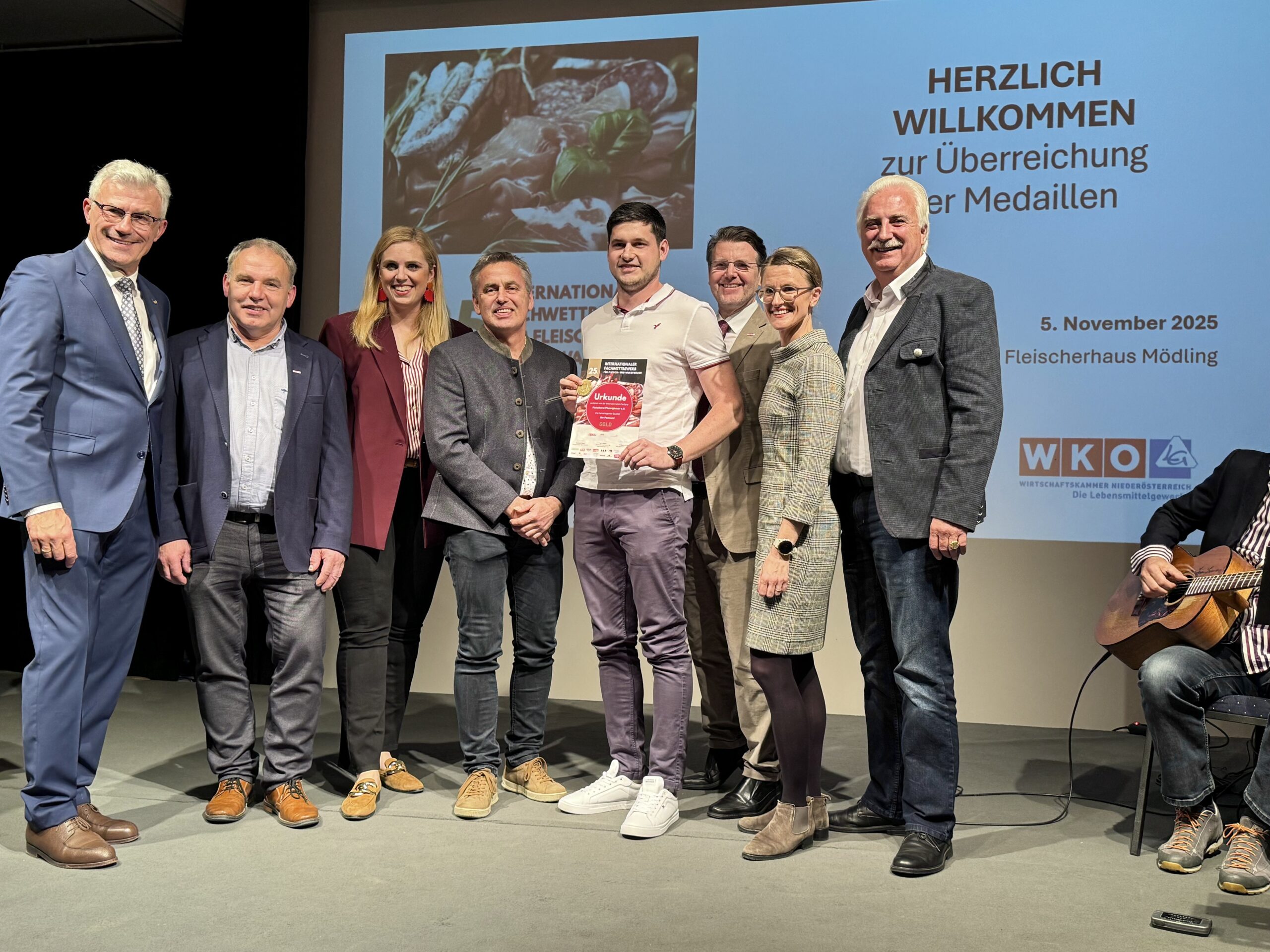 Die Fleischerei Pfennigbauer konnte beim IFFW 2025 unter anderem mit ihrem Top-Produkt „Bio-Pastrami“ überzeugen und wurde dafür ausgezeichnet. Auf dem Foto (v. l. n. r.): Fleischermeister und Oberjuror Wolfgang Seidl, NÖ-Innungsmeister Jakob Ellinger, Abg. z. NÖ-Landtag Marlene Zeidler-Beck, die Fleischerei Pfennigbauer, Bezirksstellenobmann Thomas Hagmann, Veronika Vernes, Geschäftsführerin der Lebensmittelakademie, sowie Bundesinnungsmeister Raimund Plautz. Bildcredit: Braune/Fleisch & Co