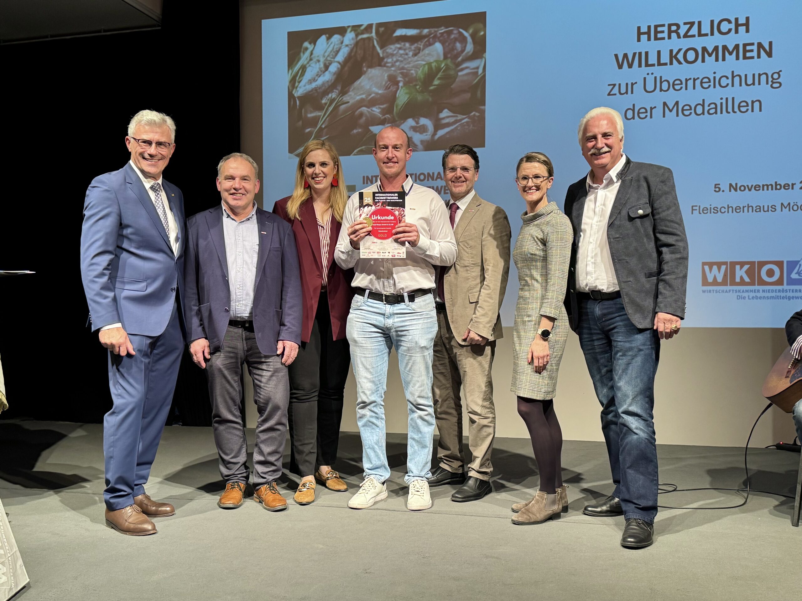 Die Josef Rzepa GmbH & Co KG wurde beim IFFW 2025 für ihre hervorragenden Leistungen ausgezeichnet. Auf dem Foto (v. l. n. r.): Fleischermeister und Oberjuror Wolfgang Seidl, NÖ-Innungsmeister Jakob Ellinger, Abg. z. NÖ-Landtag Marlene Zeidler-Beck, die Josef Rzepa GmbH & Co KG, Bezirksstellenobmann Thomas Hagmann, Veronika Vernes, Geschäftsführerin der Lebensmittelakademie, sowie Bundesinnungsmeister Raimund Plautz. Bildcredit: Braune/Fleisch & Co