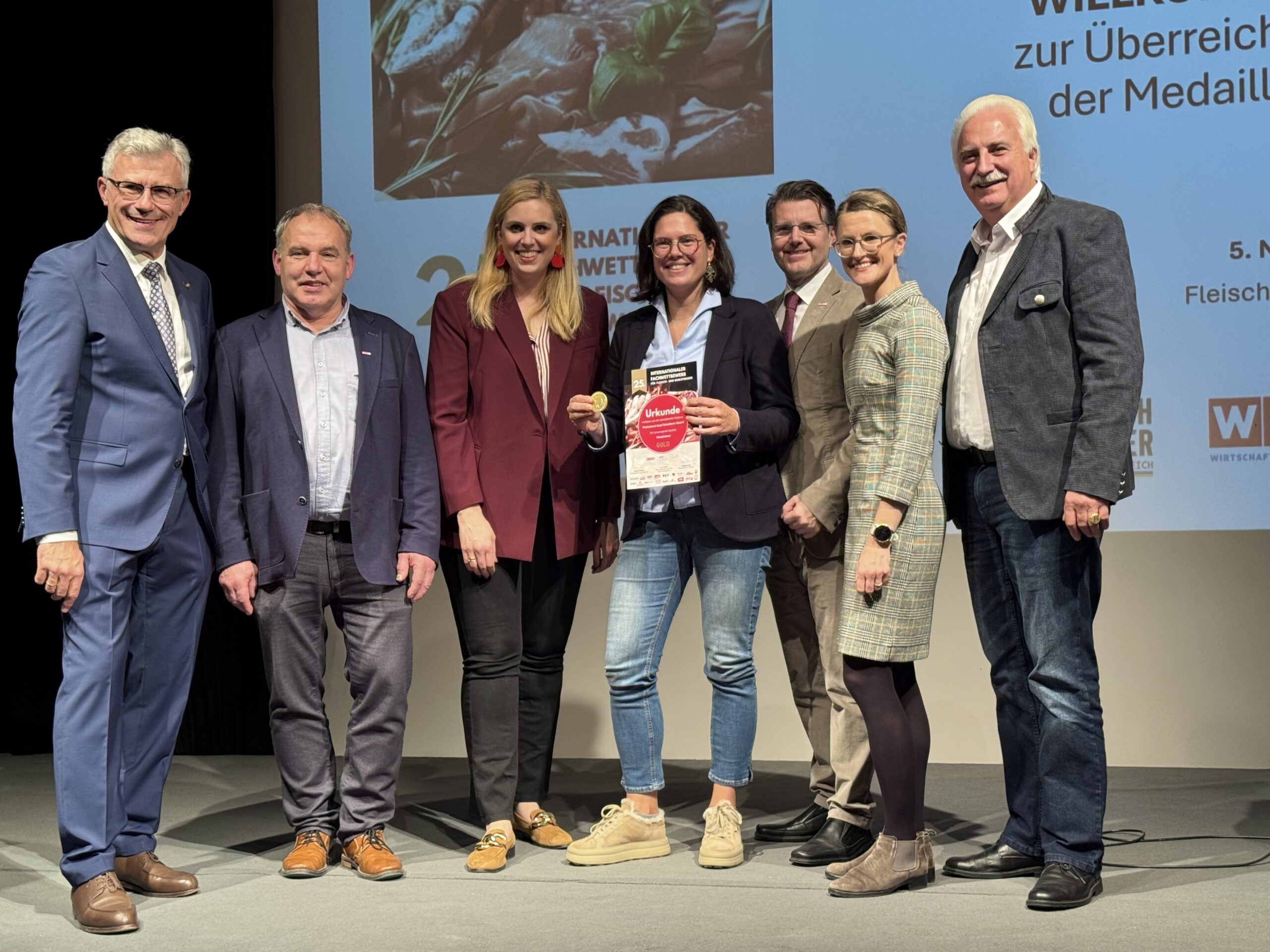 Die Fleischerei Josef Scheiterer durfte sich beim IFFW 2025 über eine Auszeichnung für ihre Qualitätsarbeit freuen. Auf dem Foto (v. l. n. r.): Fleischermeister und Oberjuror Wolfgang Seidl, NÖ-Innungsmeister Jakob Ellinger, Abg. z. NÖ-Landtag Marlene Zeidler-Beck, die Fleischerei Josef Scheiterer, Bezirksstellenobmann Thomas Hagmann, Veronika Vernes, Geschäftsführerin der Lebensmittelakademie, sowie Bundesinnungsmeister Raimund Plautz. Bildcredit: Braune/Fleisch & Co