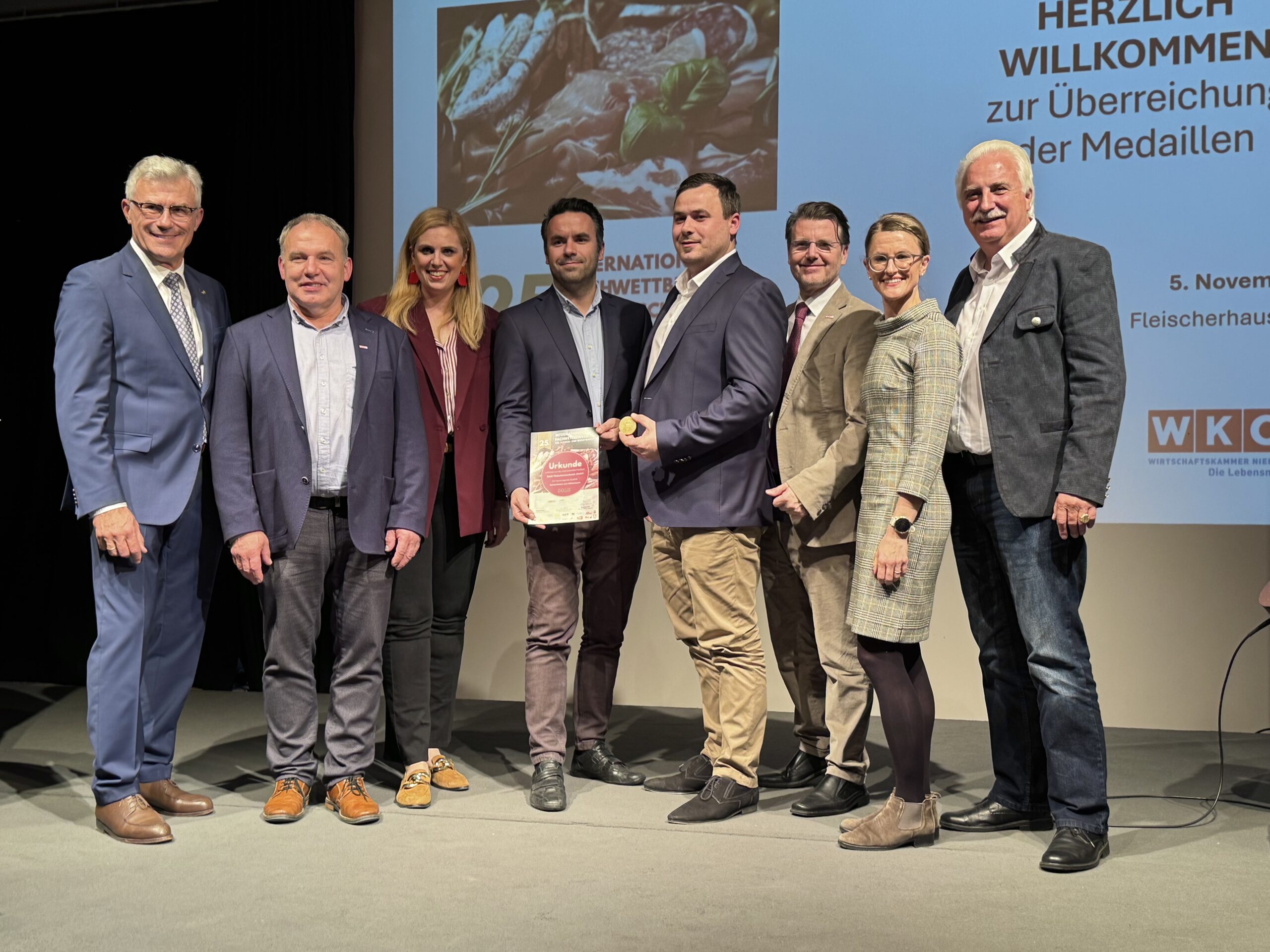 Die Seidl Fleischerhandwerk GmbH – vertreten durch Clemens und Matthias Seidl – wurde beim IFFW 2025 für ihre herausragenden Leistungen ausgezeichnet. Auf dem Foto (v. l. n. r.): Fleischermeister und Oberjuror Wolfgang Seidl, NÖ-Innungsmeister Jakob Ellinger, Abg. z. NÖ-Landtag Marlene Zeidler-Beck, Clemens und Matthias Seidl (Seidl Fleischerhandwerk GmbH), Bezirksstellenobmann Thomas Hagmann, Veronika Vernes, Geschäftsführerin der Lebensmittelakademie, sowie Bundesinnungsmeister Raimund Plautz. Bildcredit: Braune/Fleisch & Co