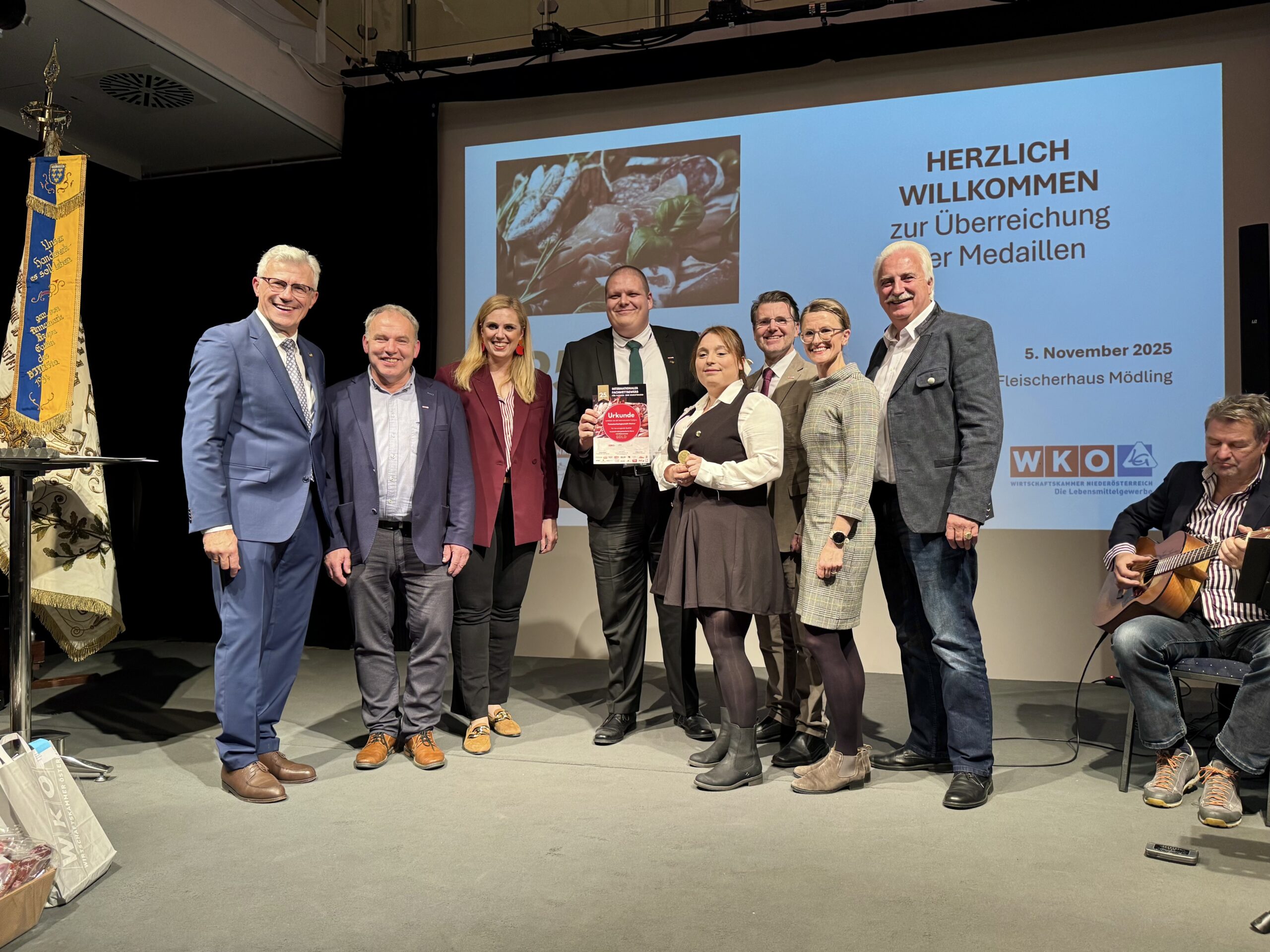 Das Fleischerfachgeschäft Steiner aus Sollenau wurde beim IFFW 2025 für seine ausgezeichnete Qualitätsarbeit geehrt. Auf dem Foto (v. l. n. r.): Fleischermeister und Oberjuror Wolfgang Seidl, NÖ-Innungsmeister Jakob Ellinger, Abg. z. NÖ-Landtag Marlene Zeidler-Beck, das Fleicherfachgeschäft Steiner aus Sollenau, Bezirksstellenobmann Thomas Hagmann, Veronika Vernes, Geschäftsführerin der Lebensmittelakademie, sowie Bundesinnungsmeister Raimund Plautz. Bildcredit: Braune/Fleisch & Co