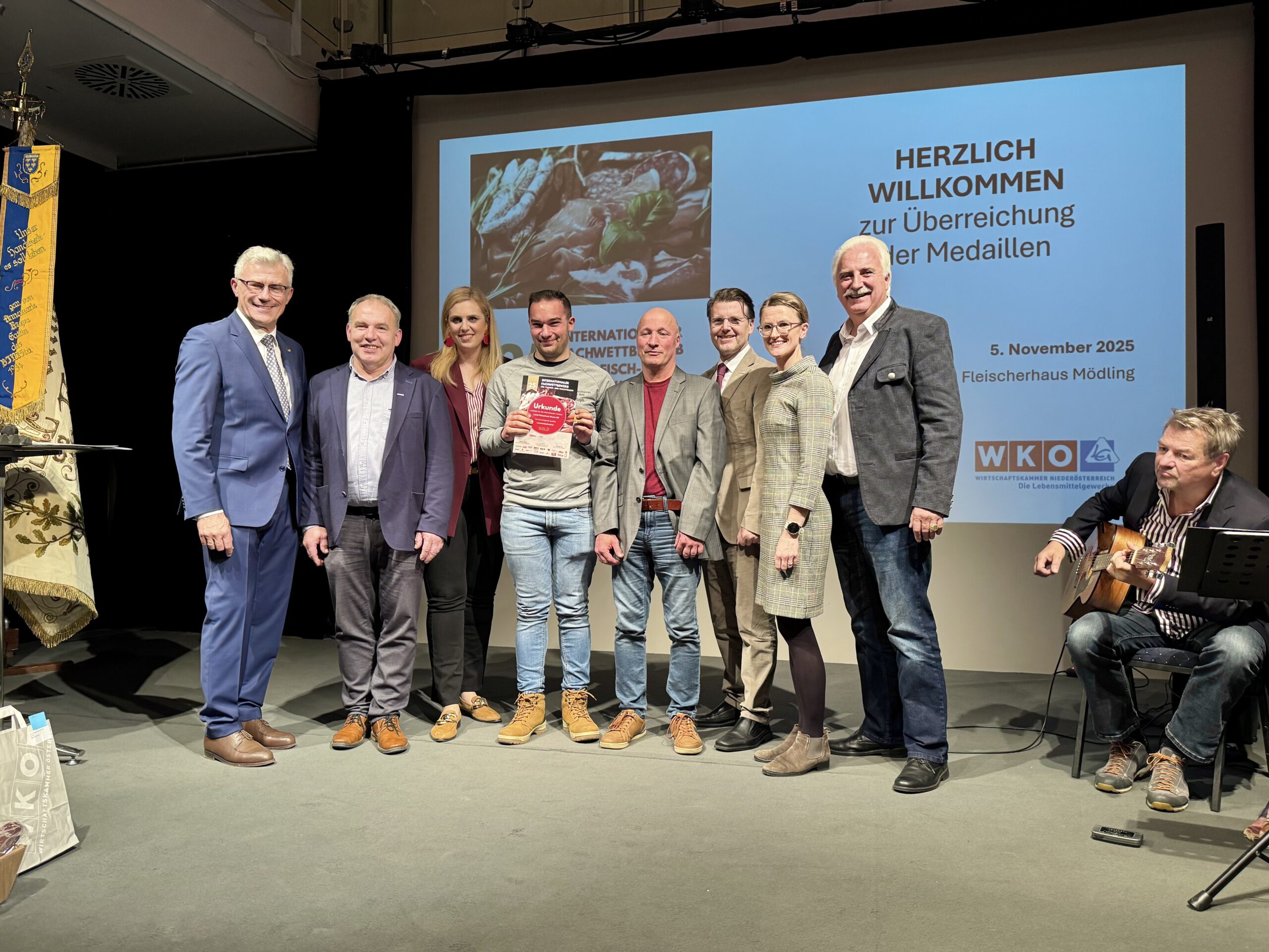 Die Land-Fleischerei Sturm überzeugte beim IFFW 2025 unter anderem mit ihrem Top-Produkt „Lammkäsekrainer“ und wurde dafür ausgezeichnet. Auf dem Foto (v. l. n. r.): Fleischermeister und Oberjuror Wolfgang Seidl, NÖ-Innungsmeister Jakob Ellinger, Abg. z. NÖ-Landtag Marlene Zeidler-Beck, die Land-Fleischerei Sturm, Bezirksstellenobmann Thomas Hagmann, Veronika Vernes, Geschäftsführerin der Lebensmittelakademie, sowie Bundesinnungsmeister Raimund Plautz. Bildcredit: Braune/Fleisch & Co