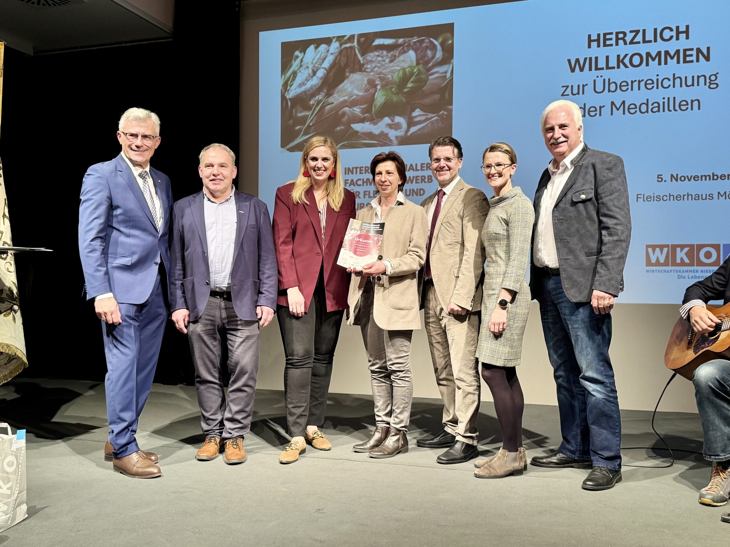 Die Landfleischerei Robert Sunk wurde beim IFFW 2025 für ihre hervorragende Qualitätsarbeit ausgezeichnet. Auf dem Foto (v. l. n. r.): Fleischermeister und Oberjuror Wolfgang Seidl, NÖ-Innungsmeister Jakob Ellinger, Abg. z. NÖ-Landtag Marlene Zeidler-Beck, die Landfleischerei Robert Sunk, Bezirksstellenobmann Thomas Hagmann, Veronika Vernes, Geschäftsführerin der Lebensmittelakademie, sowie Bundesinnungsmeister Raimund Plautz. Bildcredit: Braune/Fleisch & Co