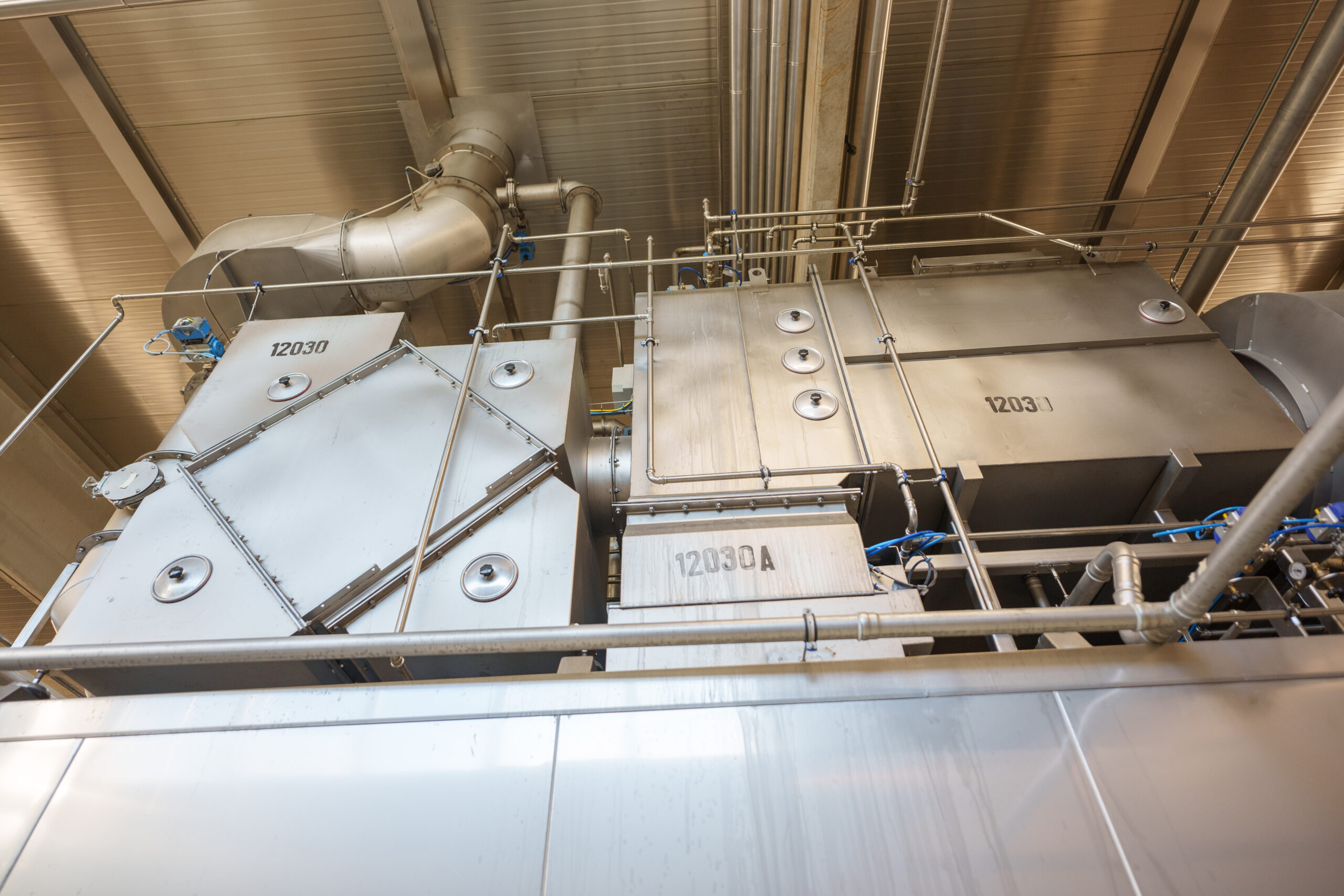 Blick auf die Lüftungs- und Strömungseinheiten der Aeromat-Cross-Power- Anlage: Herzstück der gleichmäßigen Trocknung bei WP Tiernahrung.© Henry Gasselich