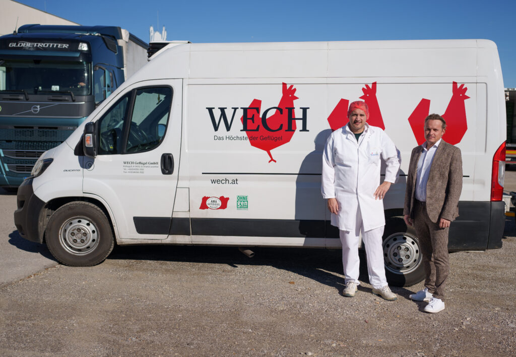 Ein starkes Duo im Projektalltag: Martin Stickler und Alexander Reisecker vor dem Standort Pöttelsdorf. Die enge Zusammenarbeit zwischen WP Tiernahrung und Tech Forum prägte jedes Detail – von den ersten Testläufen bis zur finalen Inbetriebnahme der neuen Anlage..© Henry Gasselich