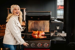 Silvia Schneider: „Wichtig ist, das Grillgut nicht direkt aus dem Kühlschrank auf den Rost zu legen. Gerade im Winter braucht das Fleisch oder Gemüse Zimmertemperatur, damit es gleichmäßig gart und schön saftig bleibt.“© Philipp Lipiarski