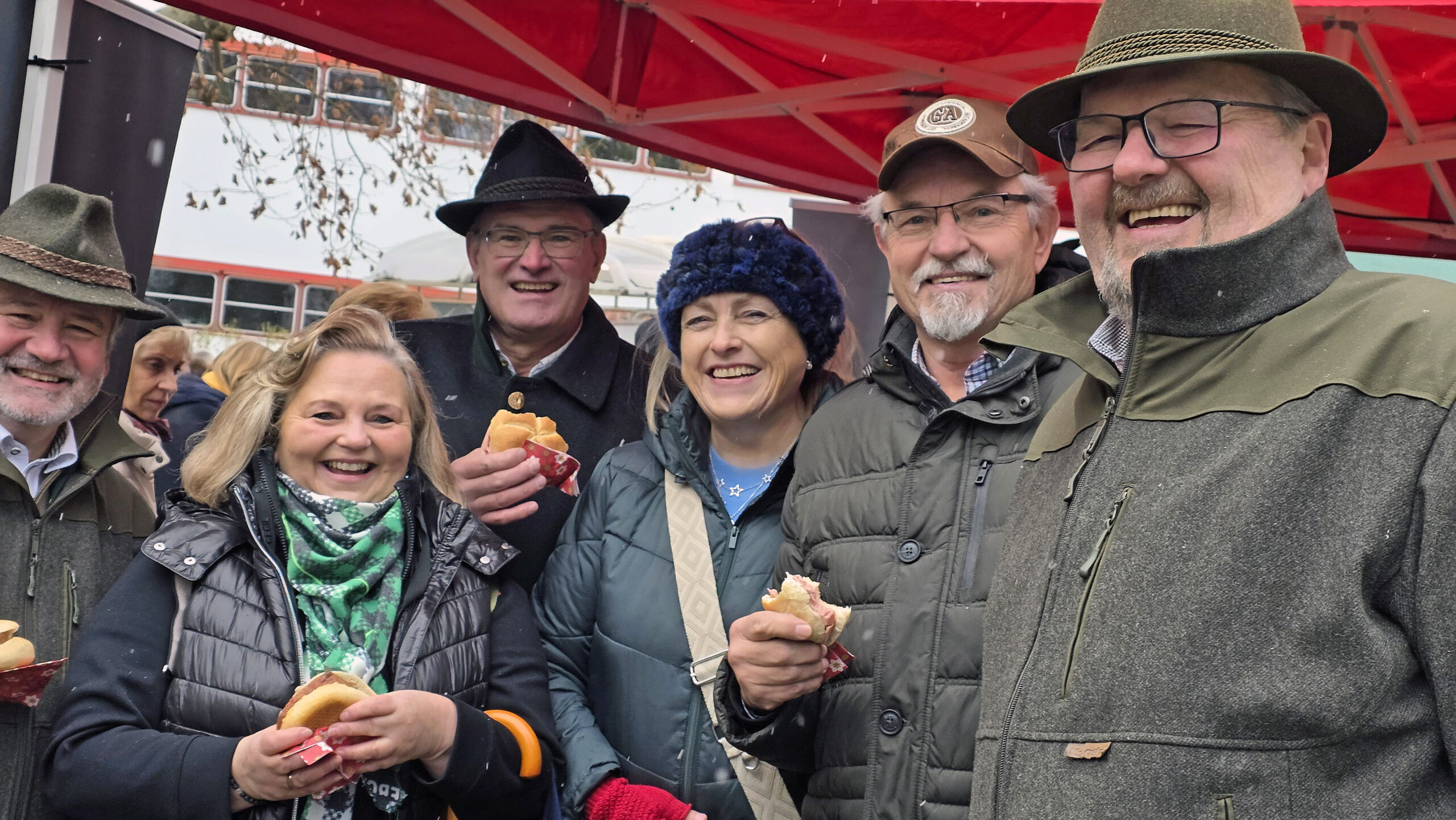 Genuss für den guten Zweck: Besucherinnen und Besucher – darunter viele aus der Jägerschaft – zeigen sich begeistert von den Rehleberkässemmeln der D’Jagarinnen beim Standlmarkt vor dem ORF-Landesstudio Oberösterreich. © Heidi Vitéz